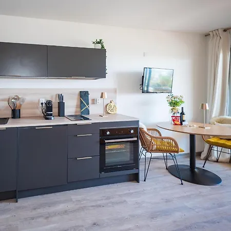 Modern With Sea Views On The Cote Dazur דירה הייר
